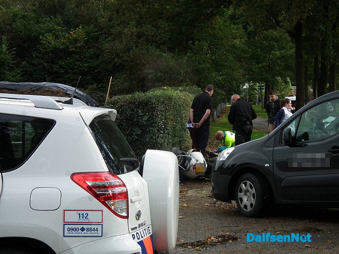 Bestelbus rijdt scooter aan op Rechterensedijk - Foto: Robert Bril