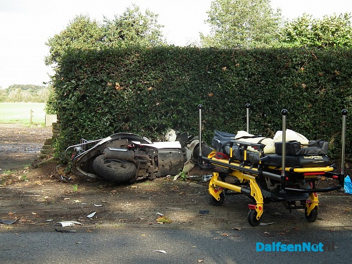 Bestelbus rijdt scooter aan op Rechterensedijk - Foto: Robert Bril