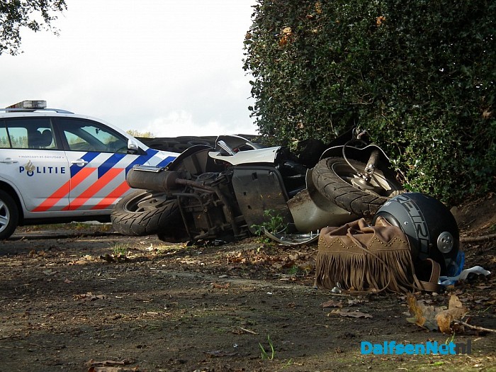 Bestelbus rijdt scooter aan op Rechterensedijk - Foto: Robert Bril