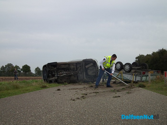 Auto met aanhanger omgeslagen op Hessenweg - Foto: Robert Bril