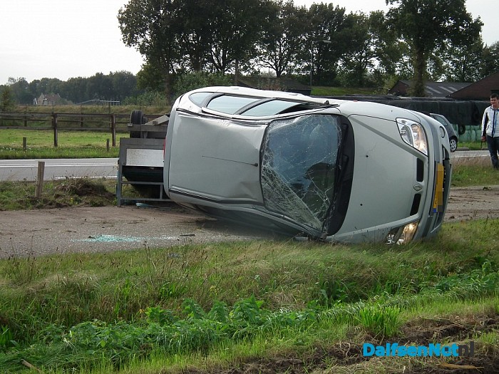 Auto met aanhanger omgeslagen op Hessenweg - Foto: Robert Bril