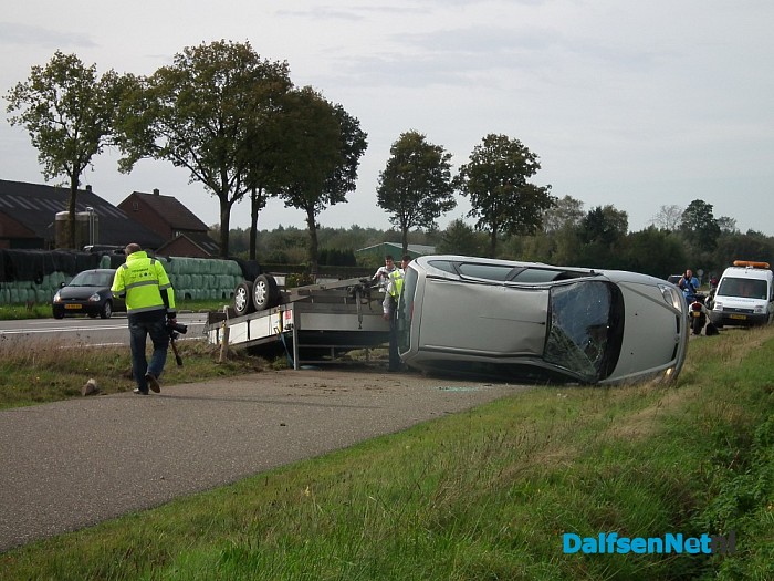 Auto met aanhanger omgeslagen op Hessenweg - Foto: Robert Bril