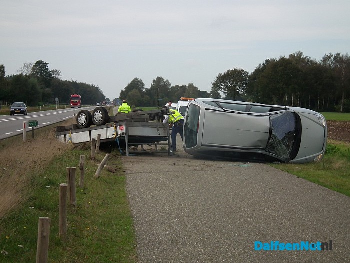 Auto met aanhanger omgeslagen op Hessenweg - Foto: Robert Bril