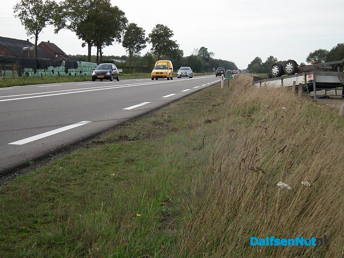 Auto met aanhanger omgeslagen op Hessenweg - Foto: Robert Bril