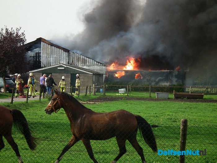 Ongeval tijdens afzetting schuurbrand (update) - Foto: Robert Bril