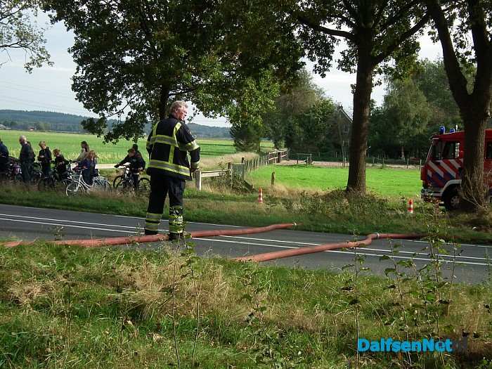 Ongeval tijdens afzetting schuurbrand (update) - Foto: Robert Bril