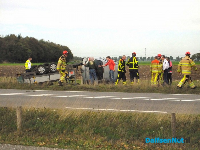 Auto met aanhanger omgeslagen op Hessenweg