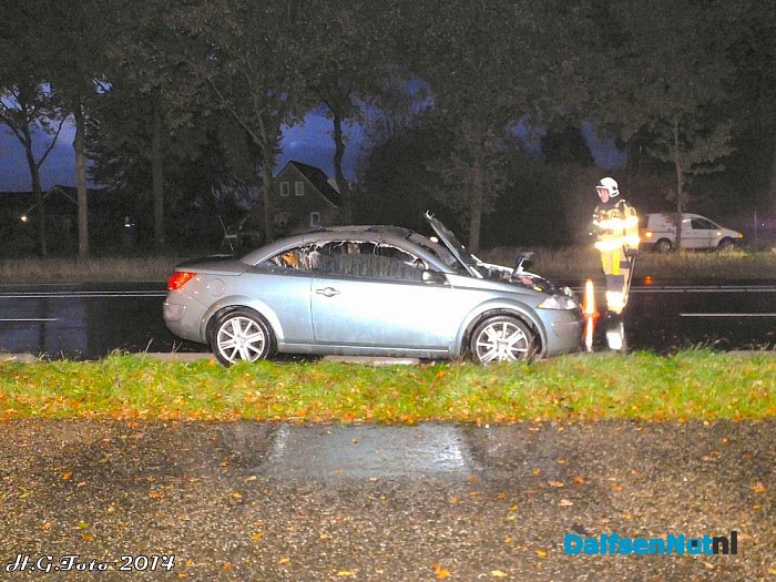 Auto in brand N340 bij Ankum. - Foto: H.G. Foto