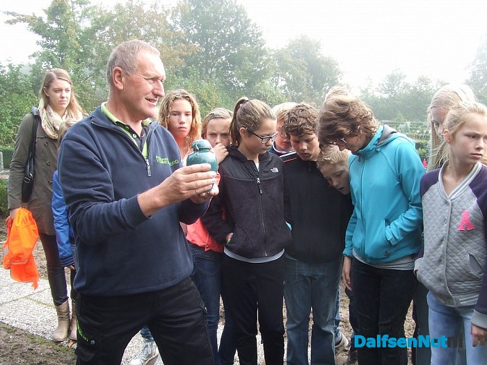 School op bezoek bij dierenbegraafplaats Vennenberg