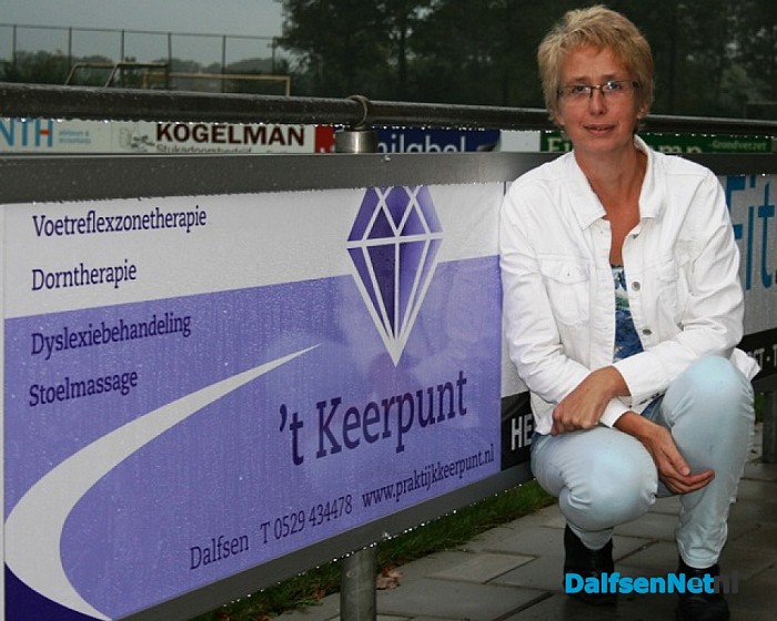 Voetbalveld in Hoonhorst opgesierd met (nieuwe)borden
