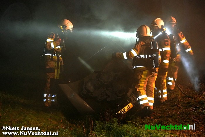 Auto in de brand na ongeval - Foto: Niels Jansen