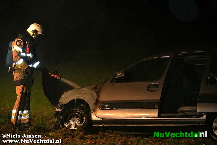 Auto in de brand na ongeval - Foto: Niels Jansen