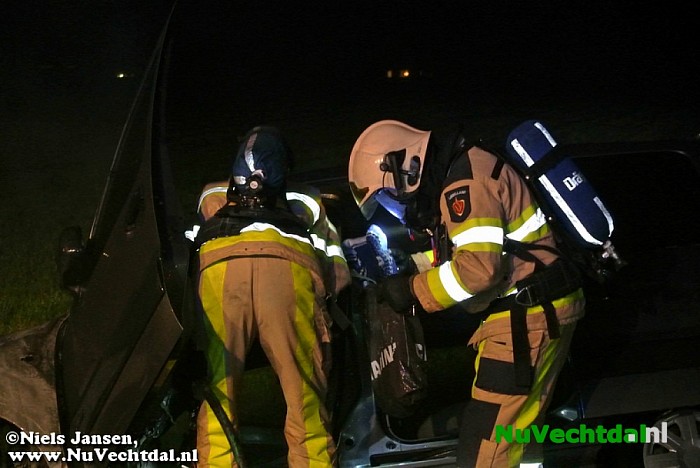 Auto in de brand na ongeval - Foto: Niels Jansen