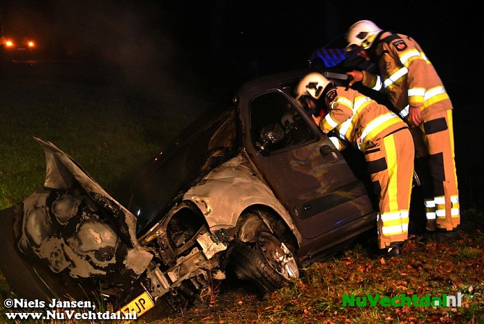 Auto in de brand na ongeval - Foto: Niels Jansen