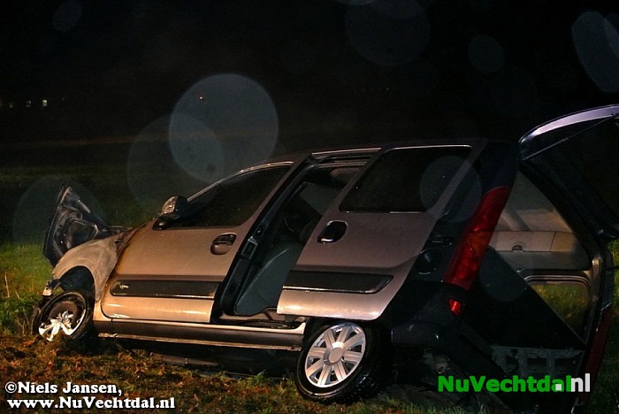 Auto in de brand na ongeval - Foto: Niels Jansen