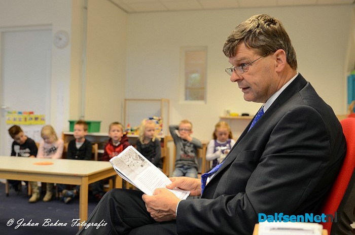 Wethouder Agricola leest voor aan de kinderen - Foto: Johan Bokma