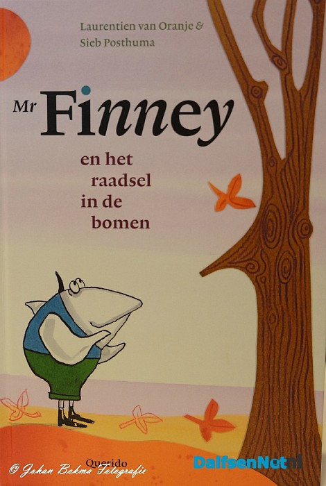 Wethouder Agricola leest voor aan de kinderen - Foto: Johan Bokma