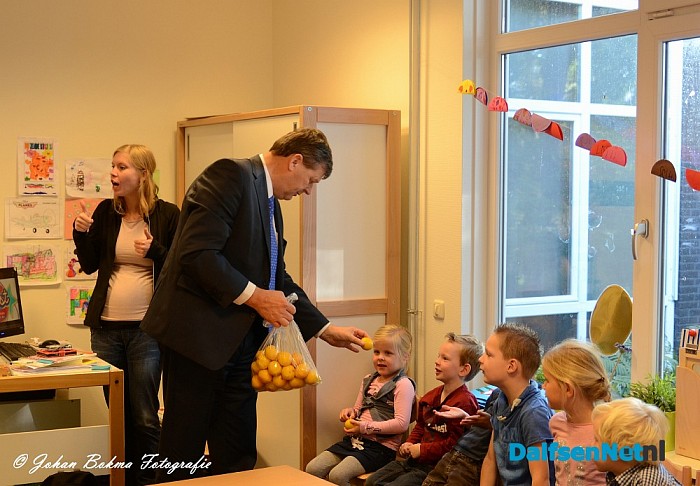 Wethouder Agricola leest voor aan de kinderen - Foto: Johan Bokma