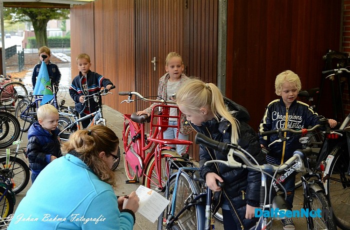 Fietsencontrole bij basisschool de Uitleg - Foto: Johan Bokma