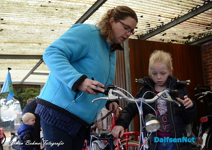 Fietsencontrole bij basisschool de Uitleg - Foto: Johan Bokma