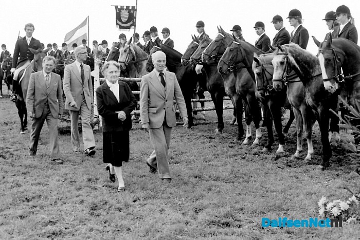 Inspectie van de parade tijdens Vechtruiters-Concours in 1977 - Foto: Historische Kring Dalfsen