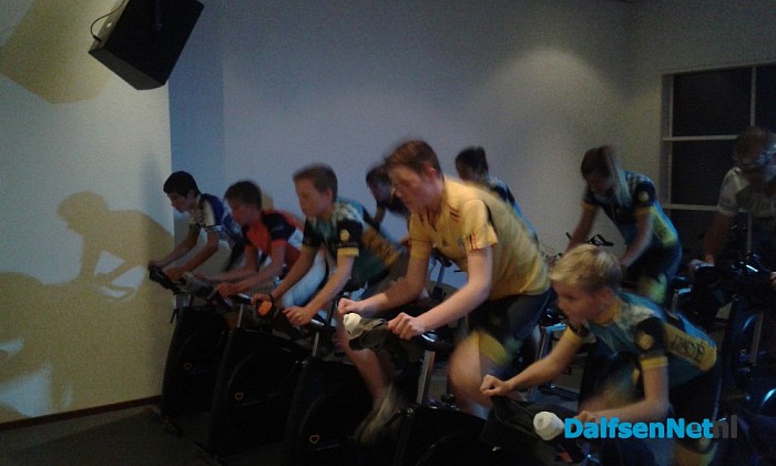 Jeugd Toerclub volgt spinningles bij Sportstudio Kontrast.