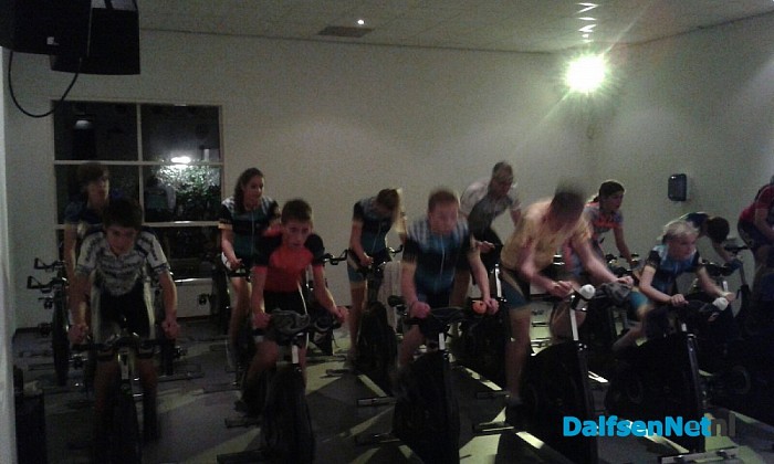 Jeugd Toerclub volgt spinningles bij Sportstudio Kontrast.