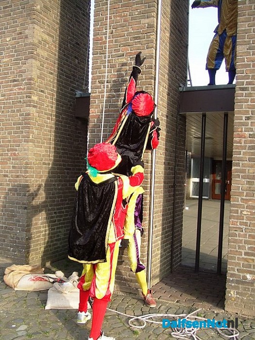 Zwartepiet valt van kerktoren in Hoonhorst (Update)