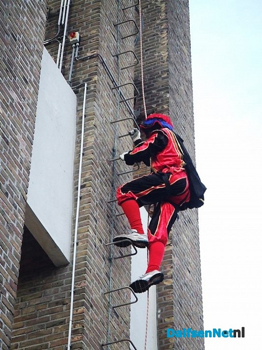 Zwartepiet valt van kerktoren in Hoonhorst (Update)