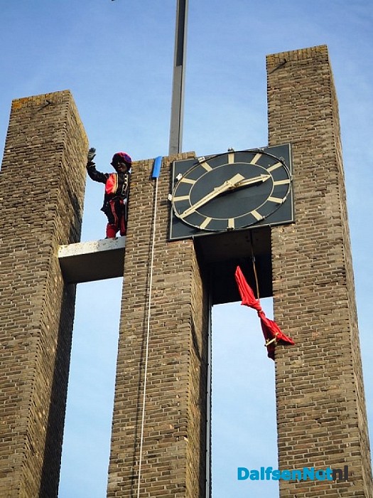 Zwartepiet valt van kerktoren in Hoonhorst (Update)