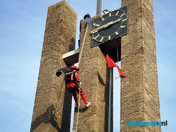 Zwartepiet valt van kerktoren in Hoonhorst (Update)