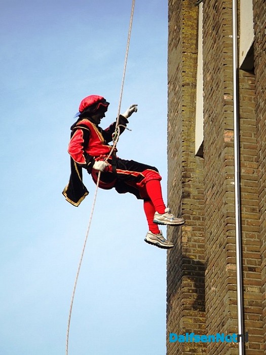Zwartepiet valt van kerktoren in Hoonhorst (Update)