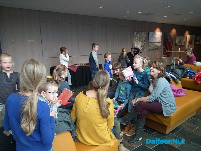 Vlaggenlijn vol dankbaarheid door dorp Dalfsen - Foto: Robert Bril
