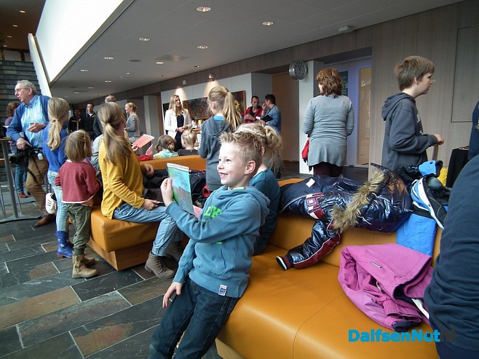 Vlaggenlijn vol dankbaarheid door dorp Dalfsen - Foto: Robert Bril