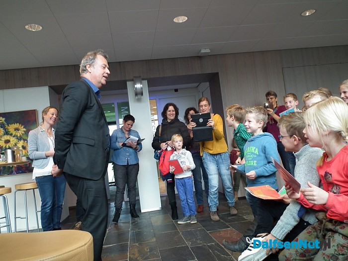 Vlaggenlijn vol dankbaarheid door dorp Dalfsen - Foto: Robert Bril