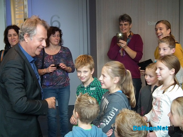 Vlaggenlijn vol dankbaarheid door dorp Dalfsen - Foto: Robert Bril