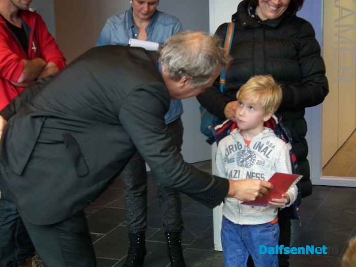 Vlaggenlijn vol dankbaarheid door dorp Dalfsen - Foto: Robert Bril