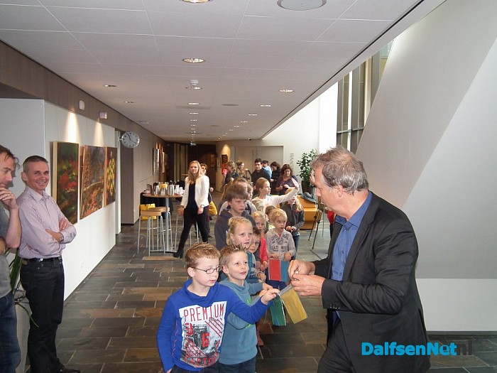 Vlaggenlijn vol dankbaarheid door dorp Dalfsen - Foto: Robert Bril