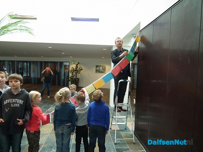 Vlaggenlijn vol dankbaarheid door dorp Dalfsen - Foto: Robert Bril