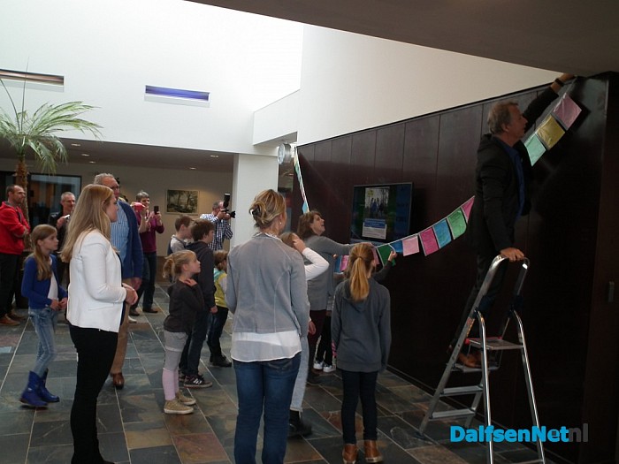 Vlaggenlijn vol dankbaarheid door dorp Dalfsen - Foto: Robert Bril