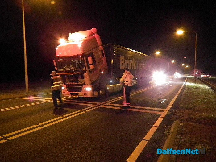 Vrachtwagen krijgt bij verkeerslichten pech - Foto: Robert Bril
