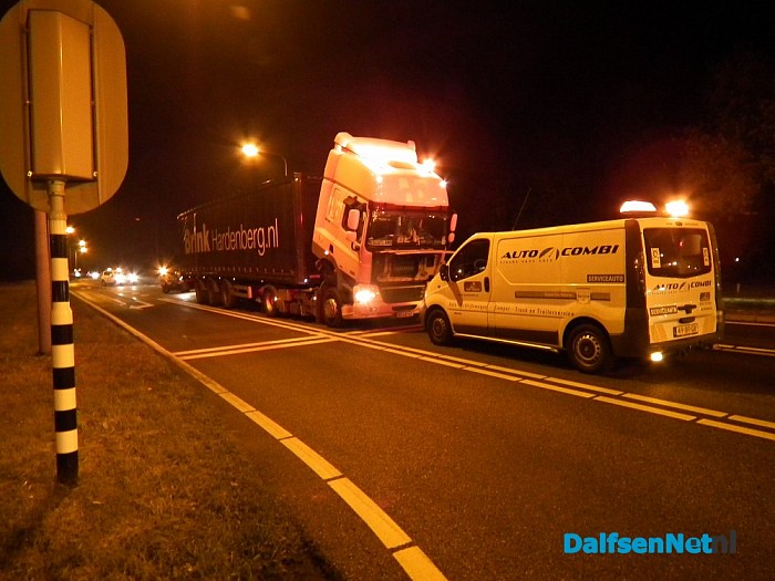 Vrachtwagen krijgt bij verkeerslichten pech - Foto: Robert Bril