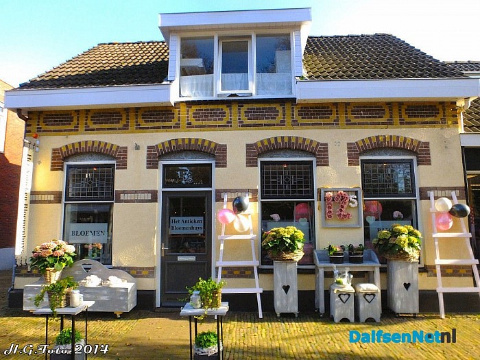 Het Antieken Bloemenhuys 12 ½ jaar. - Foto: H.G. Foto