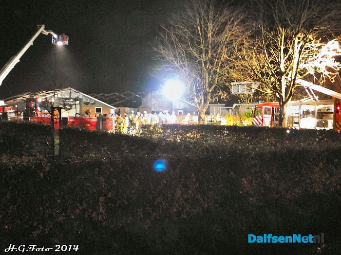 Foto update (23.30 uur) grote brand Hessenweg Dalfsen. - Foto: H.G. Foto