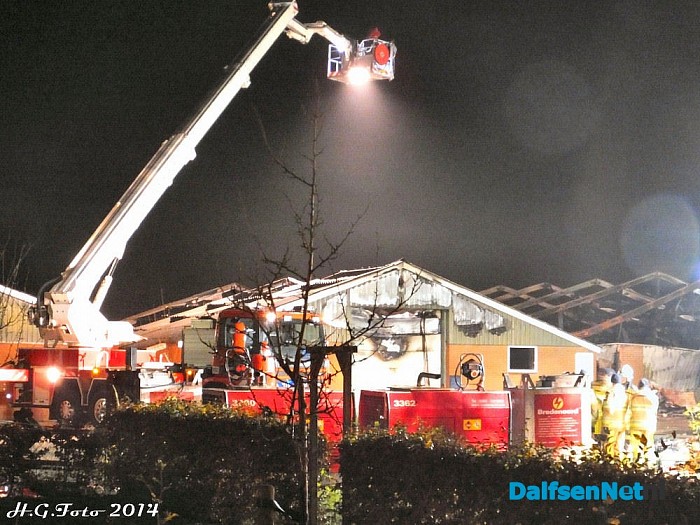 Foto update (23.30 uur) grote brand Hessenweg Dalfsen. - Foto: H.G. Foto