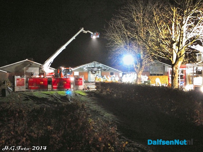 Foto update (23.30 uur) grote brand Hessenweg Dalfsen. - Foto: H.G. Foto