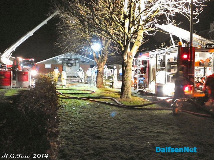 Foto update (23.30 uur) grote brand Hessenweg Dalfsen. - Foto: H.G. Foto