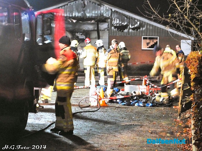 Foto update (23.30 uur) grote brand Hessenweg Dalfsen. - Foto: H.G. Foto