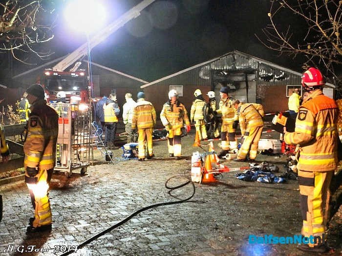 Foto update (23.30 uur) grote brand Hessenweg Dalfsen. - Foto: H.G. Foto