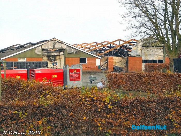 Herstel werkzaamheden na grote brand aan de Hessenweg. - Foto: H.G. Foto